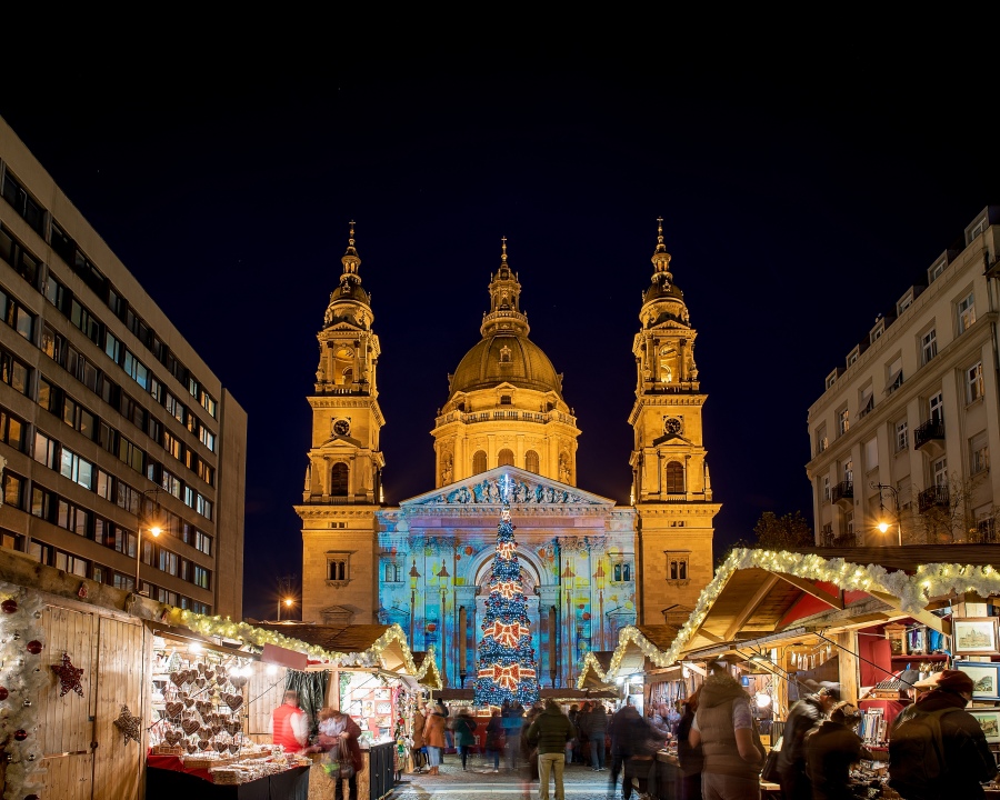 St Stephen square chritmas market with basilica.tif Famous traditional xmas market in budapest.