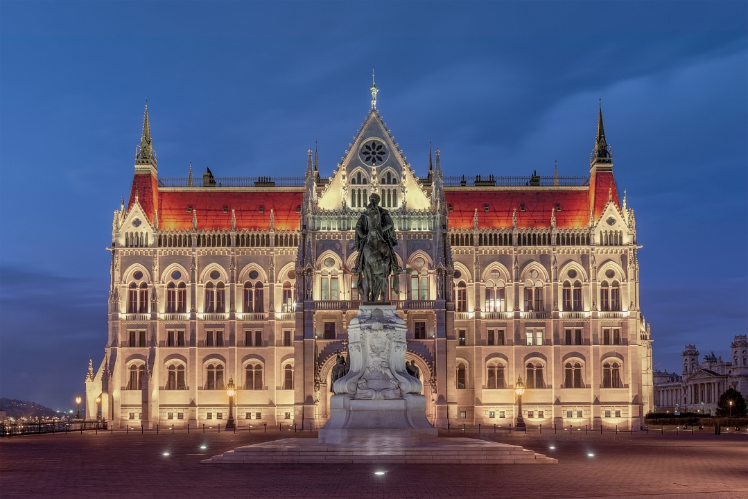 Night-view-of-the-illuminated-building-of-the-hungarian-parliament-in-budapest