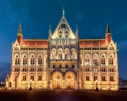 Night-view-of-the-illuminated-building-of-the-hungarian-parliament-in-budapest-6