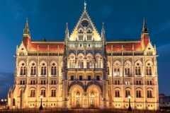 Night-view-of-the-illuminated-building-of-the-hungarian-parliament-in-budapest-6