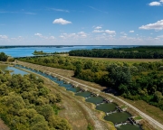 This is a human made river part in Kiskore Hungary. Allow fishes free moving between Tisza river and Tisza lake. Hungarian name is kiskorei hallepcso. Connets the lake with Tisza river