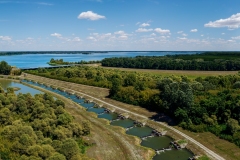 This is a human made river part in Kiskore Hungary. Allow fishes free moving between Tisza river and Tisza lake. Hungarian name is kiskorei hallepcso. Connets the lake with Tisza river